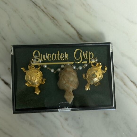 Gold tone Turtle Sweater Grip with quartz turtle - Picture 1 of 3